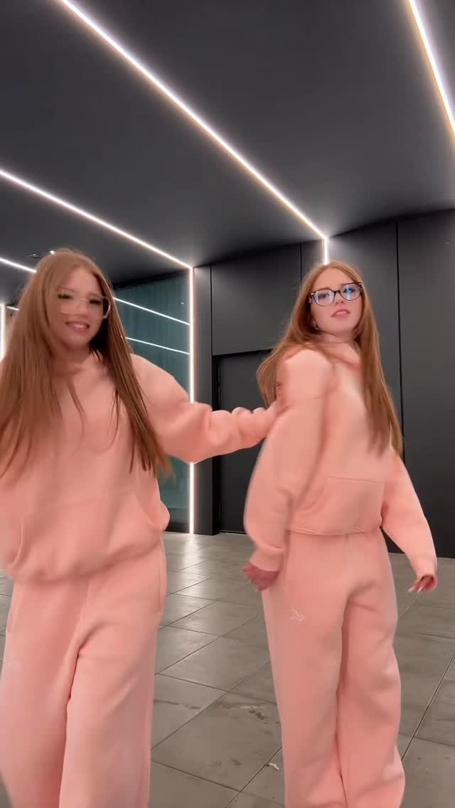The Real Red hair duo 😉👩🏻‍🦰👩🏻‍🦰

#twins #dance #trendigreels #fypシ #beauty