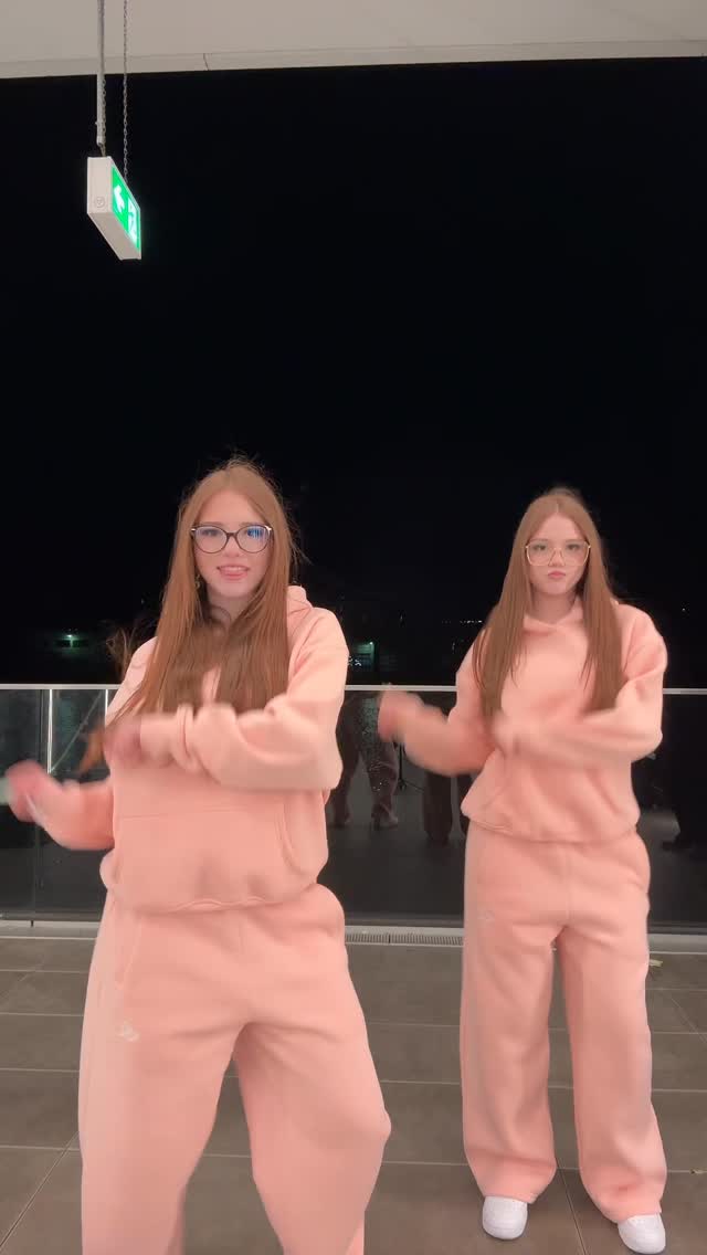 Welche Farbe findet ihr schöner 🖤🧡?
@elibailar 

#twins #trendingreels #fun #dance #beautiful