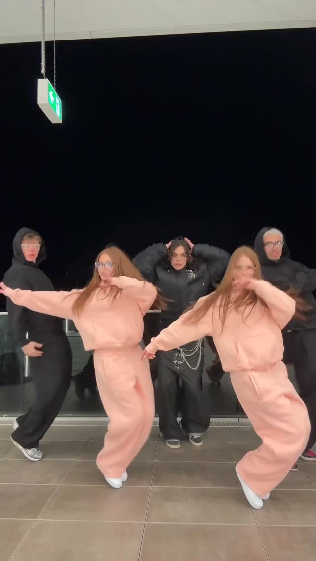 Danke @elibailar für deine Mithilfe bei der choreo 🫶🏻
@jasonfse 
@localdancefluencer 

#twins #trend