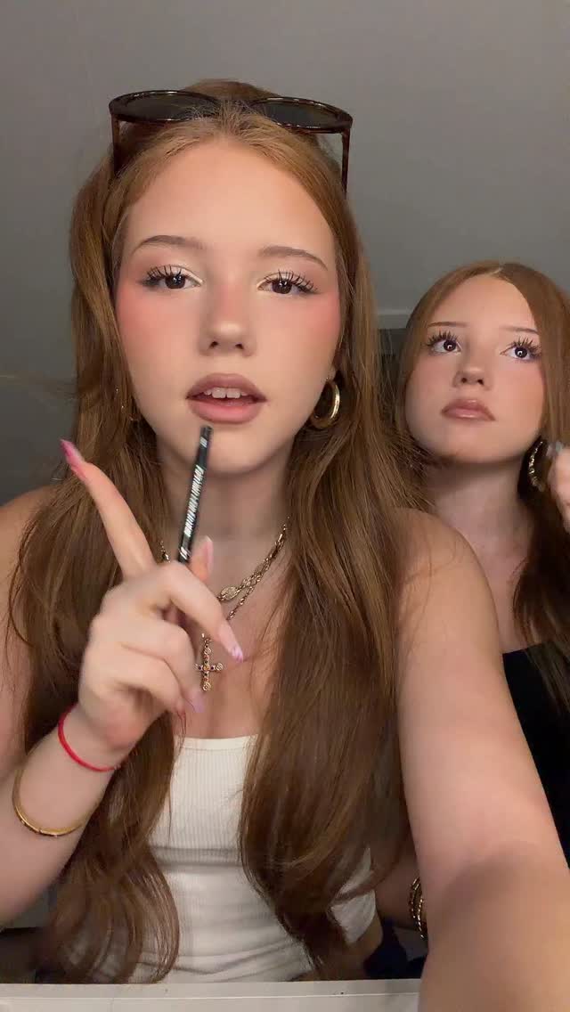 Habt ihr schon Pläne für die Ferien? 

#twins #trendingreels #ferien #grwm #beautiful